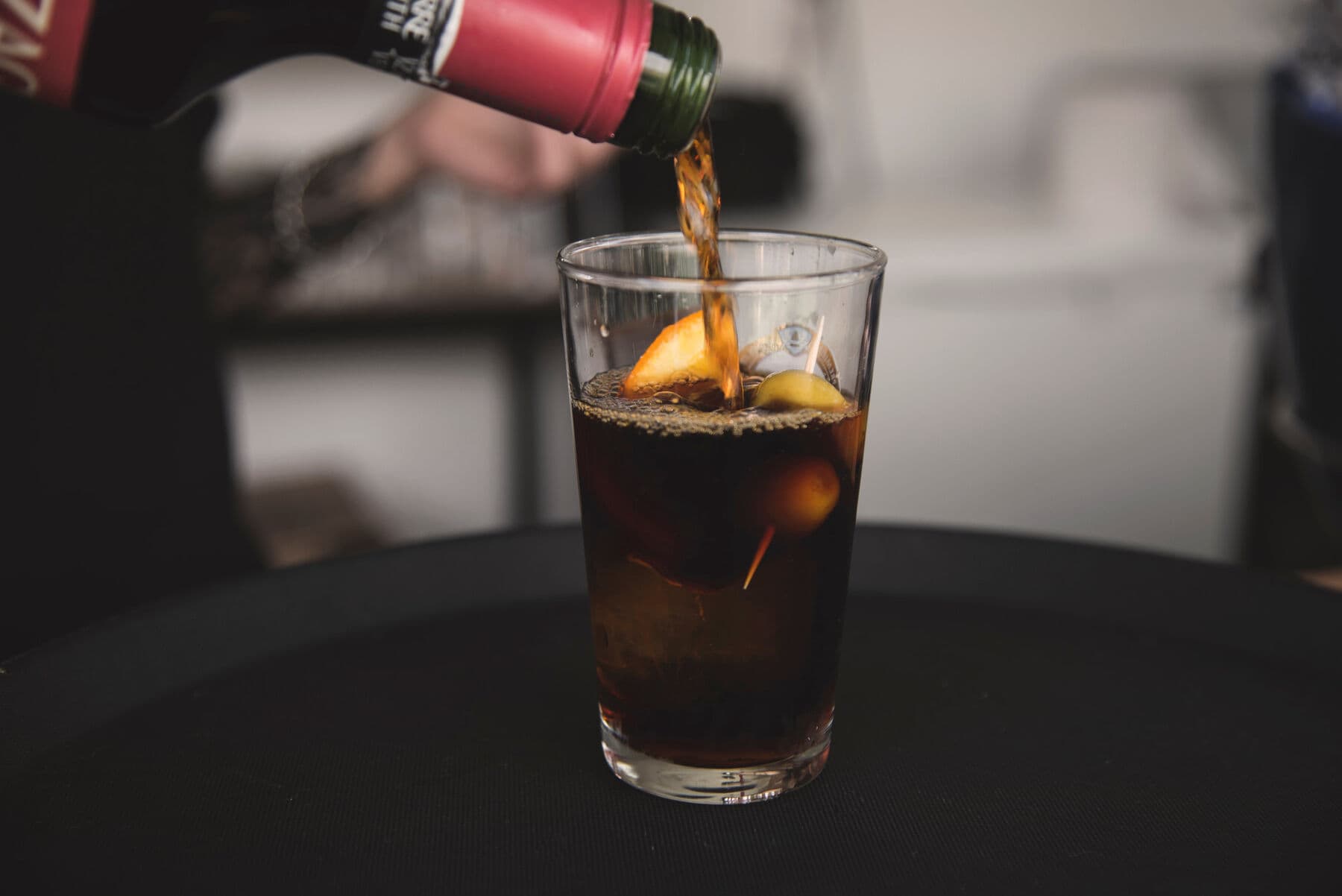 Cocktail servido en barra