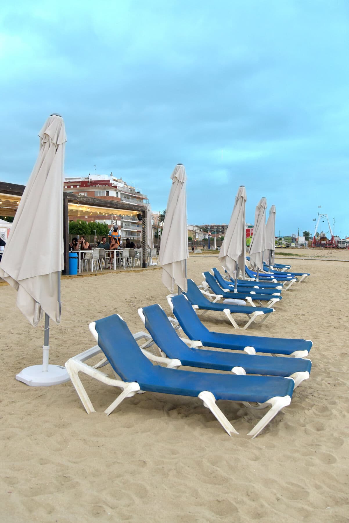 Hamacas de Els Pirates en la playa de Premià de Mar